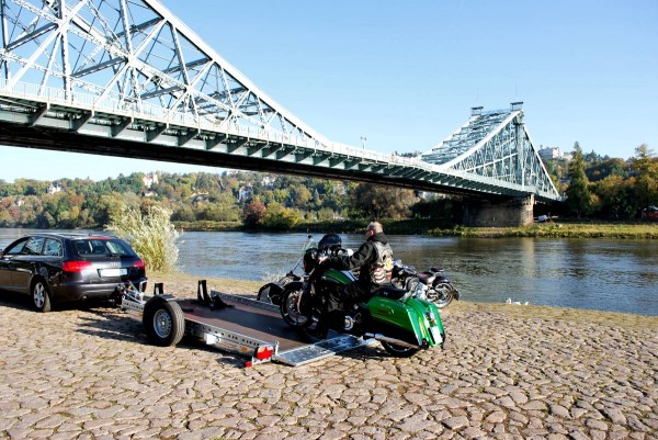 WOM - der absenkbare Motorradanhänger demnächst in München